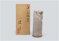White cylindrical vase | 白い花筒